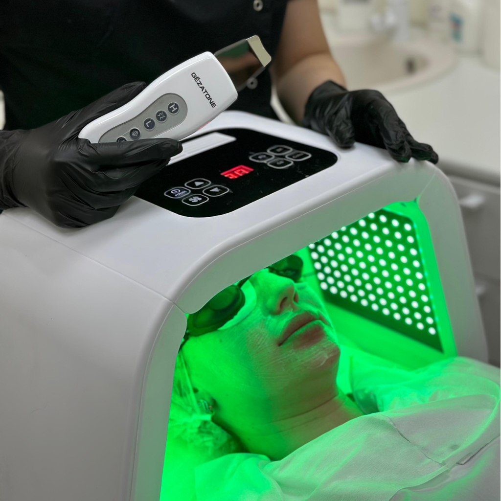 Premium-чистка лица (комбинированная чистка + пилинг + фототерапия в подарок) - 2 000₽ вместо 2 500₽