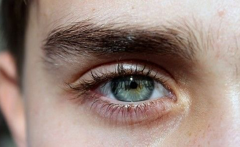 Мужская коррекция бровей