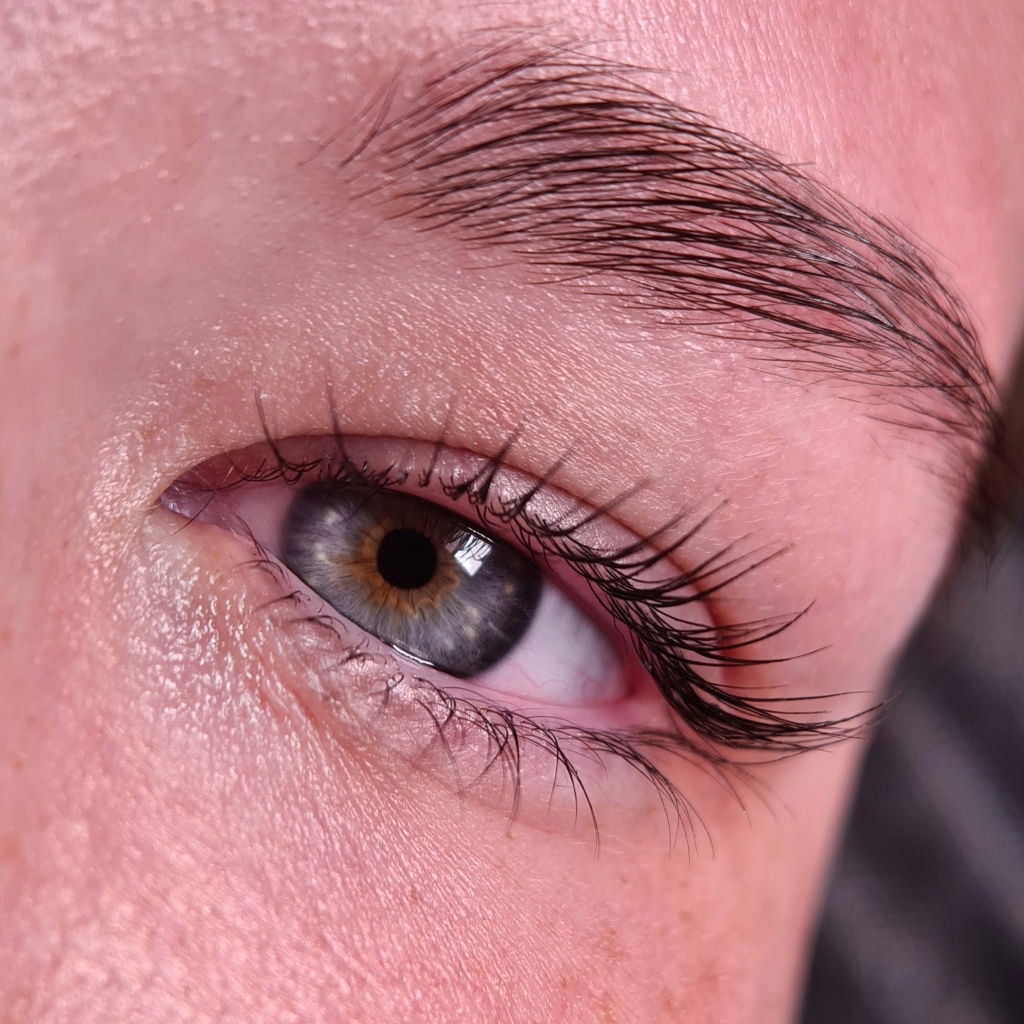 Ламинирование ресниц + оформление бровей