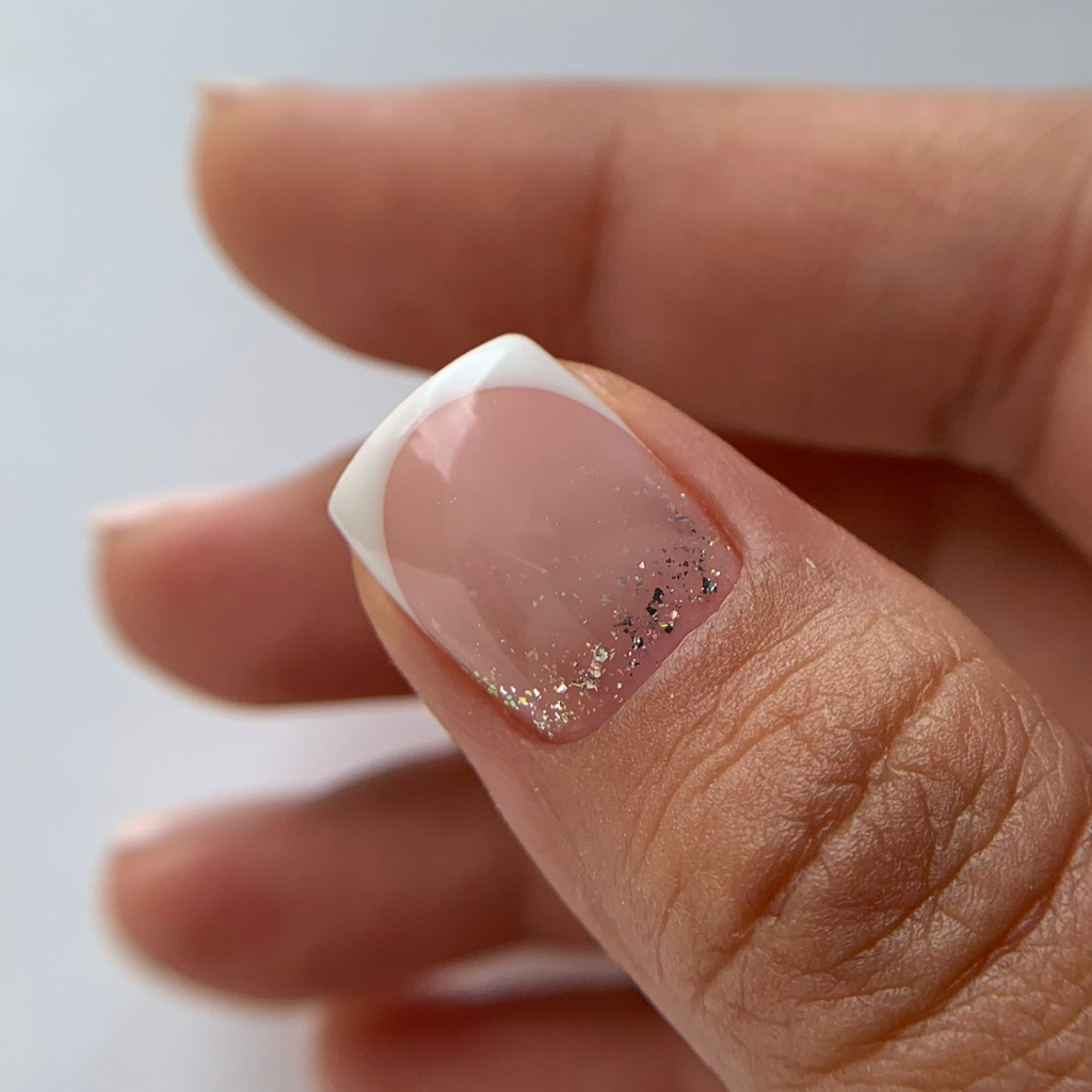 Маникюр с покрытием френч гель-лаком