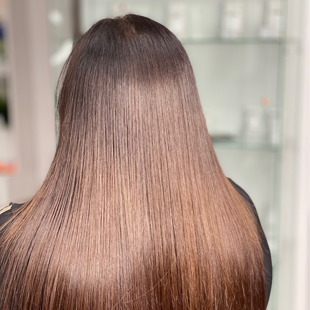 Бразильское выпрямление волос Blowout