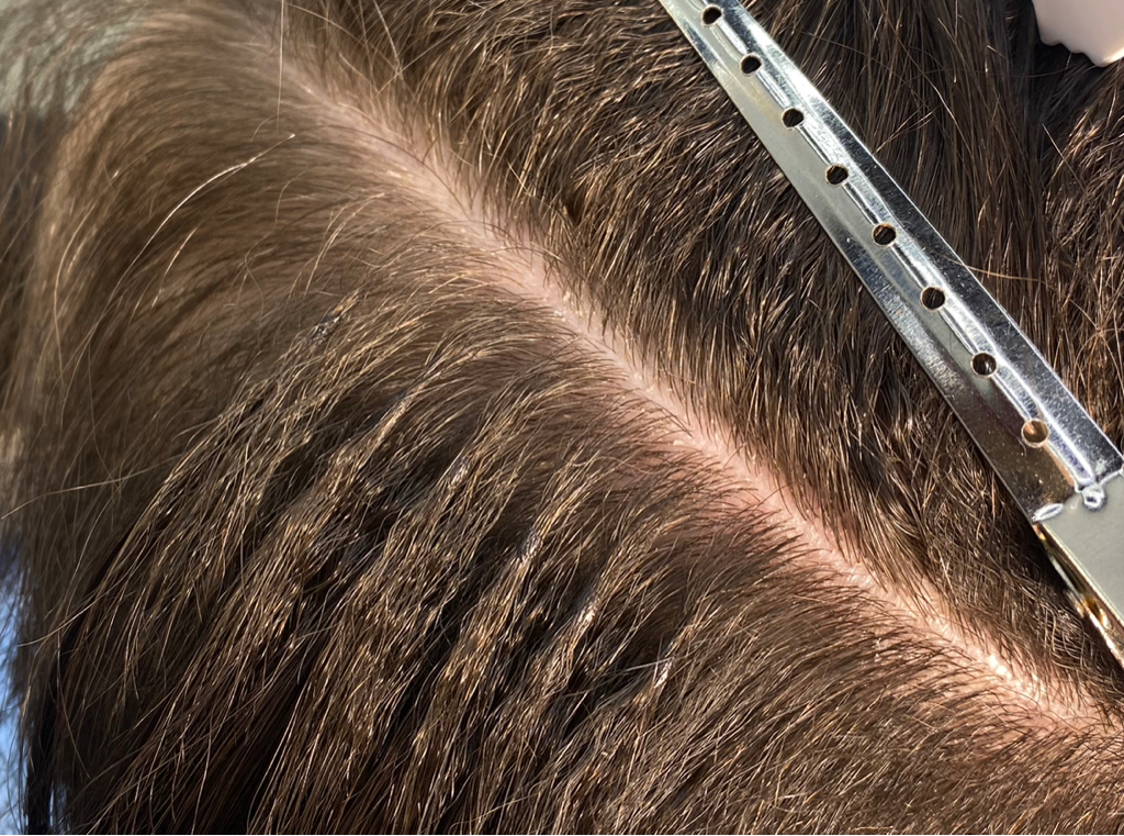 Коррекция наращенных волос примерно 500 капсул.